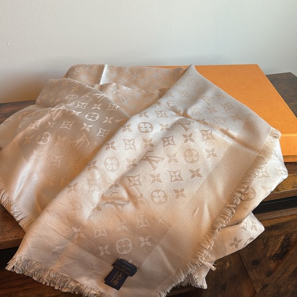 Louis Vuitton Monogram Classic Shawl in pearl grey - Picture 3 of 3